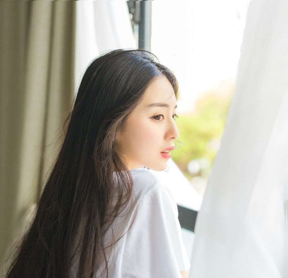 遇见你是人生的一场意外，爱上你，是青春的一场惊喜，朋友不甘，恋人不敢。有多少以朋友的名义爱你，你不来，我不老，从此以后，我来陪伴你。